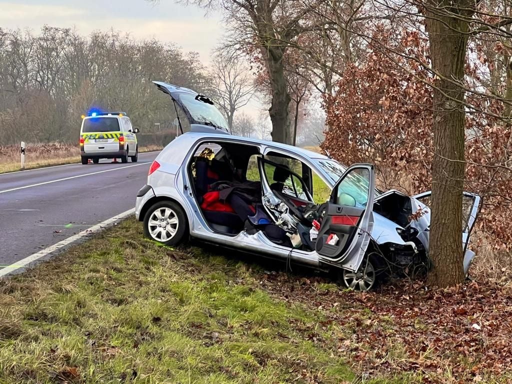 Schwerer Unfall Auf Bundesstraße Bei Dessau: Zwei Menschen Aus Köthen ...