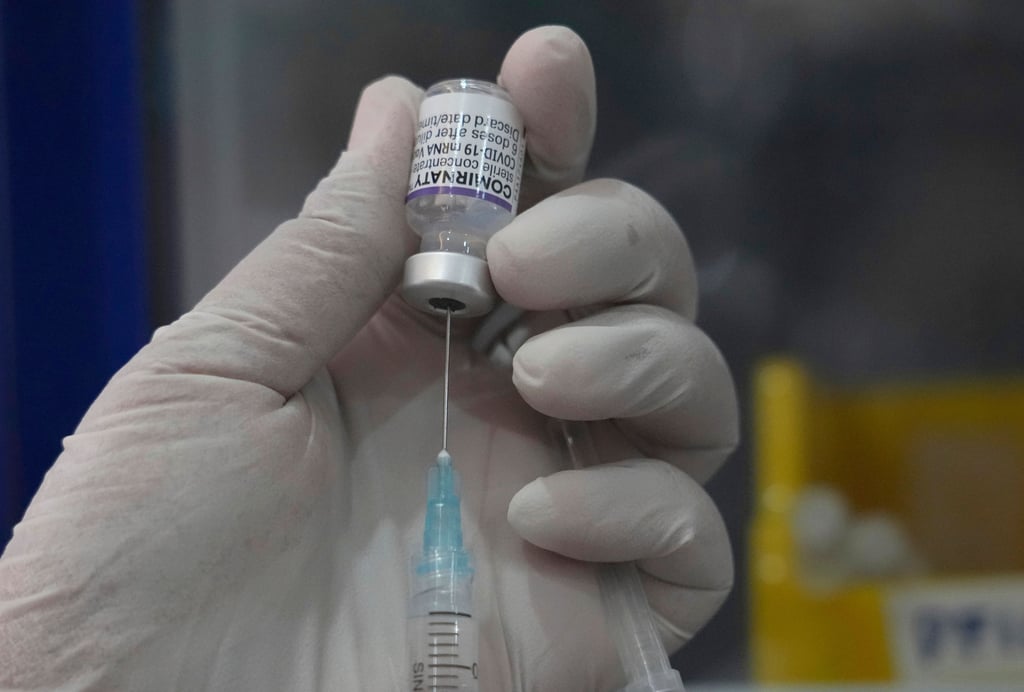 Eine medizinische Mitarbeiterin bereitet eine Spritze vor mit dem Impfstoff Comirnaty gegen COVID-19 von Pfizer vor.