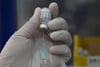 Eine medizinische Mitarbeiterin bereitet eine Spritze vor mit dem Impfstoff Comirnaty gegen COVID-19 von Pfizer vor.