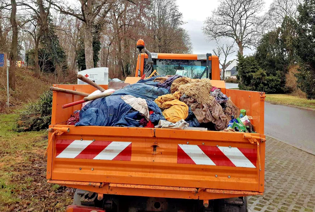 Was die Bürger als Altkleider spenden wollten, landet nun dank der Unvernunft einiger Weniger im Müll, muss auf Kosten der Steuerzahler entsorgt werden.