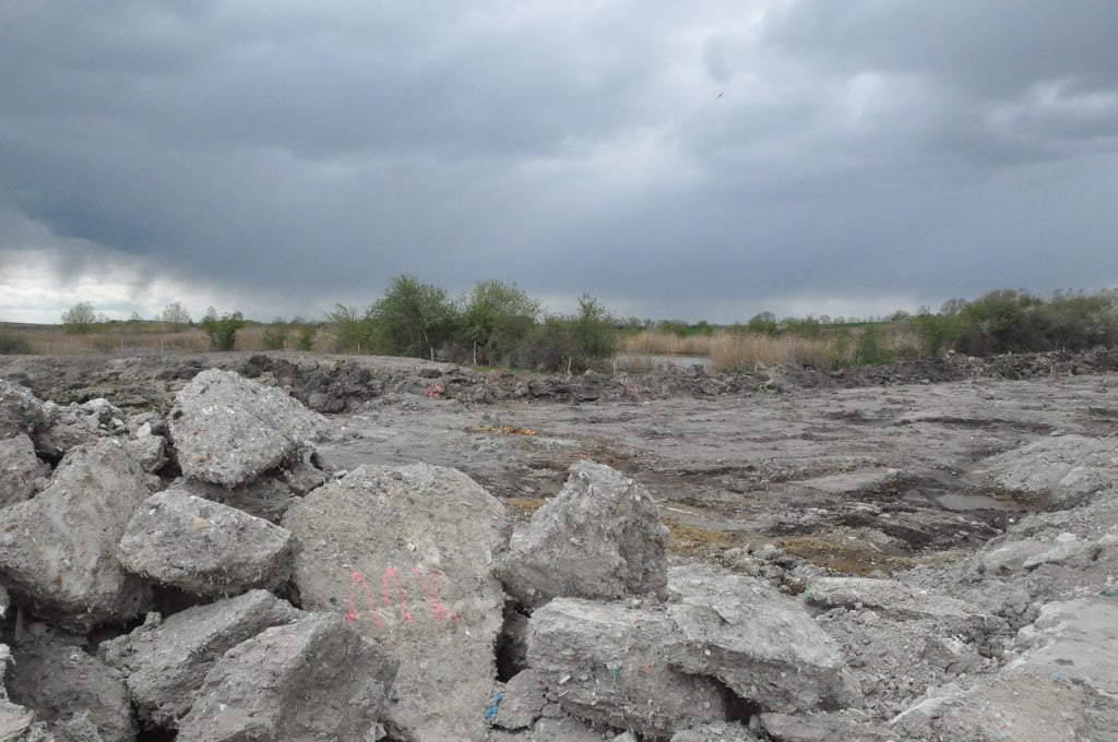 Insgesamt 29000 Tonnen Erdreich müssen vom Gelände der ehemaligen Ziegelei Sporkenbach. Bis 2008 ist dort illegal teils belasteter Betonmüll verpresst worden.