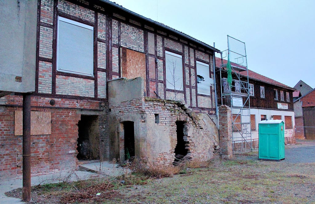 Die Gebäude der ehemaligen Gaststätte „Brauner Hirsch“ im Nordharz-Ortsteil Wasserleben werden abgerissen. Erste Arbeiten haben begonnen.