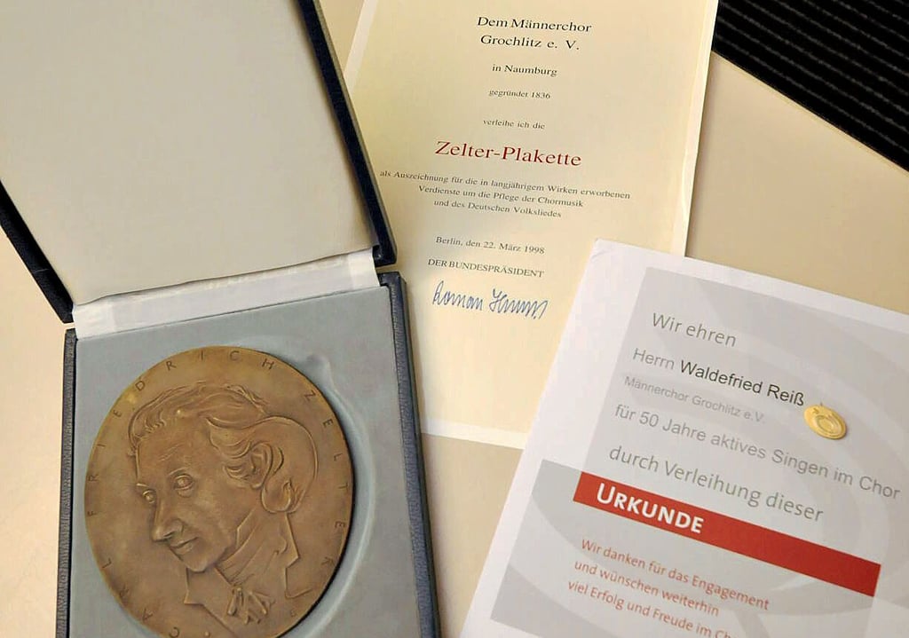 Die vom damaligen Bundespräsidenten Roman Herzog unterzeichnete Urkunde gehört zur Zelter-Plakette, die das Ensemble 1998 für seine Verdienste erhielt.