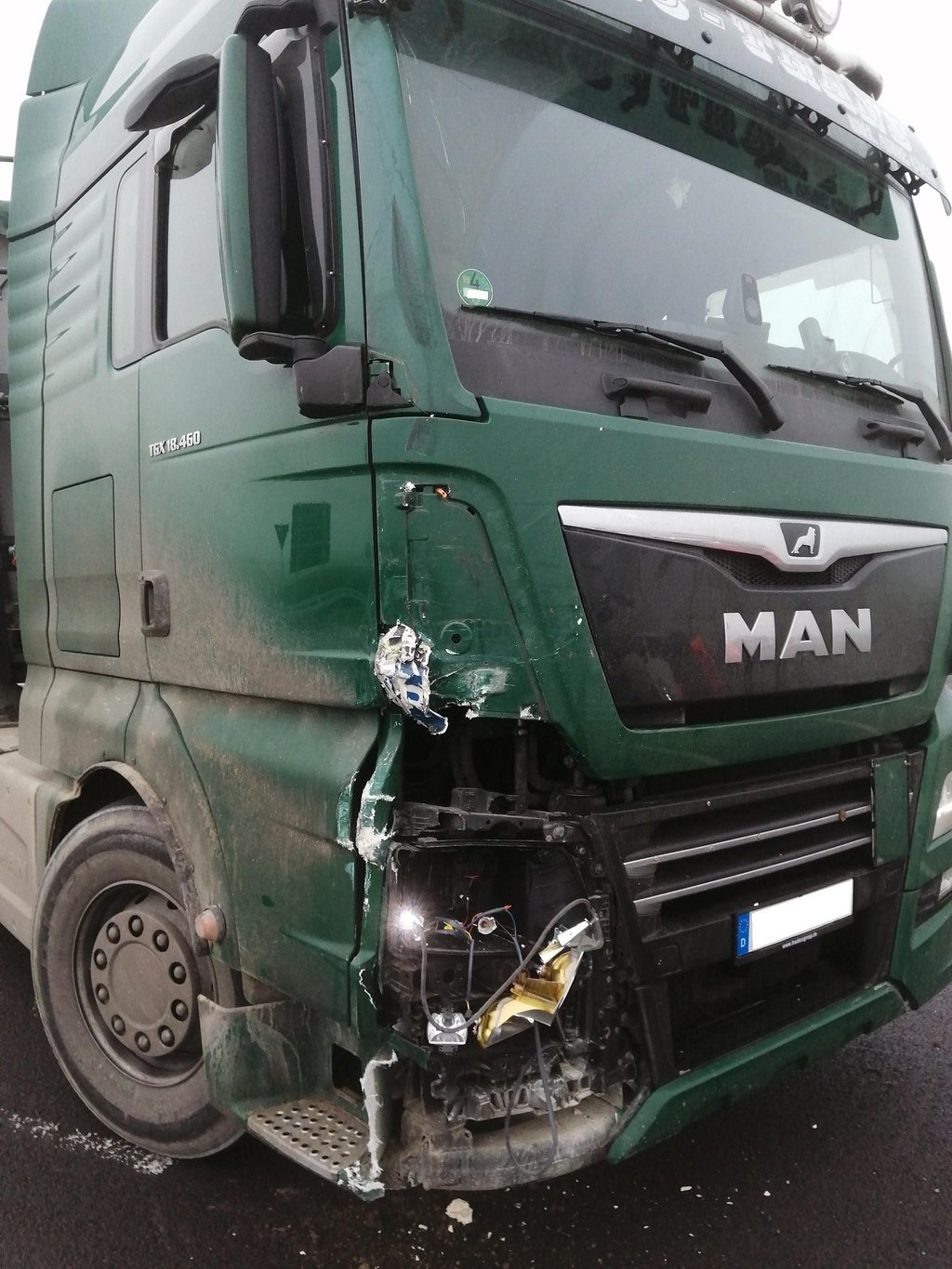 Zwei Lkw sind am Dienstag (11. Januar) bei Wedringen in der Börde auf der Einmündung der L 42 – B 71 zusammengestoßen. Dabei entstand an beiden Lkw Sachschaden.