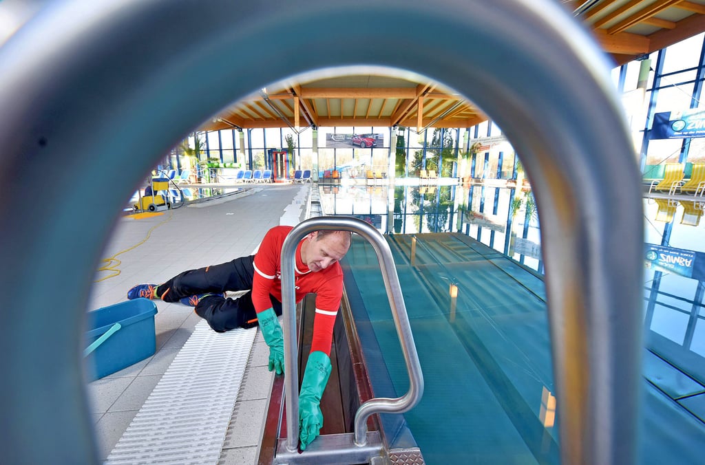 Das Woliday ist derzeit geschlossen: Schwimmmeister Enrico Wirl bei Arbeiten am Becken.