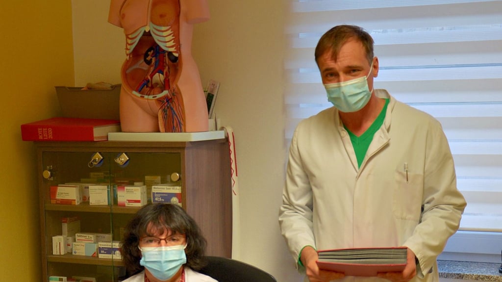 Dr. Andreas Heller ist froh, nach drei Jahren Suche in Dr. Izabella Tóth eine sehr gute Kollegin für seine Güstener Praxis gefunden zu haben.