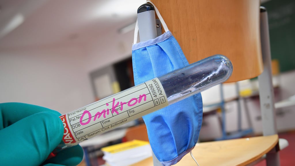 Die hochansteckende Omikron-Variante des Corona-Virus wird auch den Profifußball hart treffen.