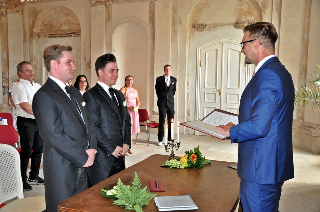 Lukas (r.) und Lutz Willberg gaben sich am 16. Juli 2021 im Zerbster Schloss das Ja-Wort gegeben. Standesbeamter Gero Knape traute die beiden.