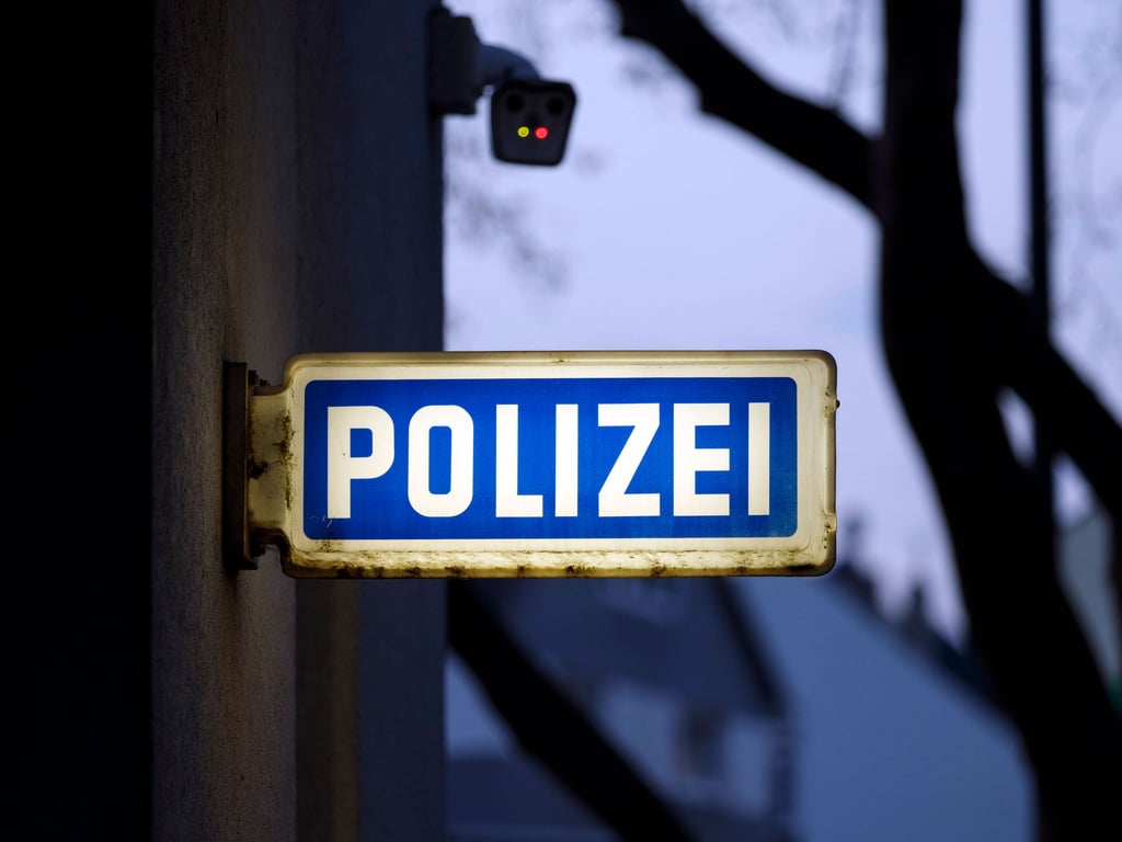 Ein 27 Jahre alter Mann ist von einer Internetbekanntschaft wohl gezielt in eine Falle gelockt und von einer Gruppe bei sich zu Hause überfallen worden.