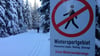 Viele Schilder im Harz mahnen zur Vor- und Umsicht. Doch nicht immer halten sich Wanderer an die Verbote, sich auf die Loipen zu begeben. Dadurch kann es zu schweren Unfällen und heftigen Streits kommen. Foto: