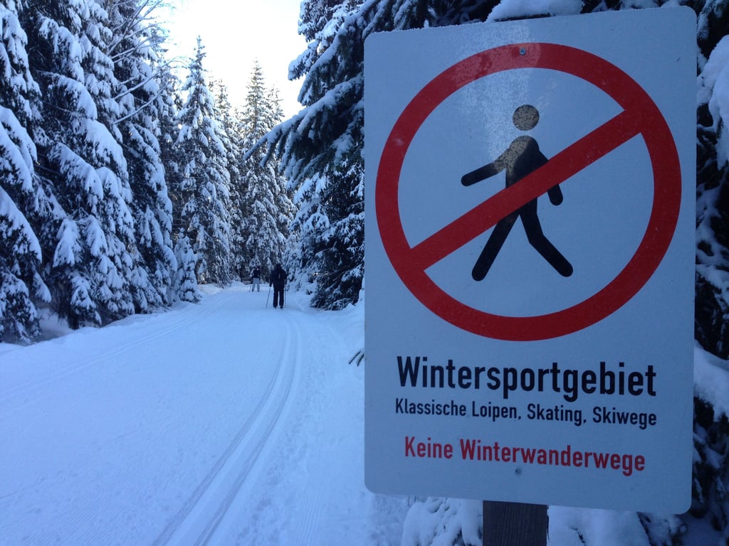Viele Schilder im Harz mahnen zur Vor- und Umsicht. Doch nicht immer halten sich Wanderer an die Verbote, sich auf die Loipen zu begeben. Dadurch kann es zu schweren Unfällen und heftigen Streits kommen. Foto: