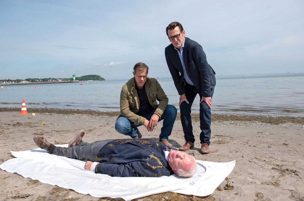 Die Ermittler Finn Kiesewetter (Sven Martinek, l) und Lars Englen (Ingo Naujoks) im neuesten Fall der ARD Vorabend-Krimiserie „Morden im Norden“.
