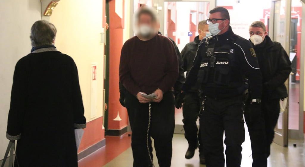 Der Angeklagte wurde unter großen Sicherheitsvorkehrungen in den Saal 141 des halleschen Landgerichts gebracht.
