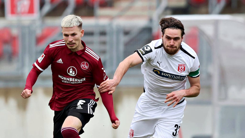 Jonas Nietfeld (r.) spielte beim 1:5-Testspiel in Nürnberg in der Innenverteidigung und im Mittelfeld.