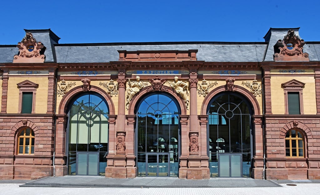 Im Kulturzentrum „Forum Alte Post“ in Pirmasens ist eine Dauerausstellung zu Hugo Ball zu sehen, der in Pirmasens geboren wurde.