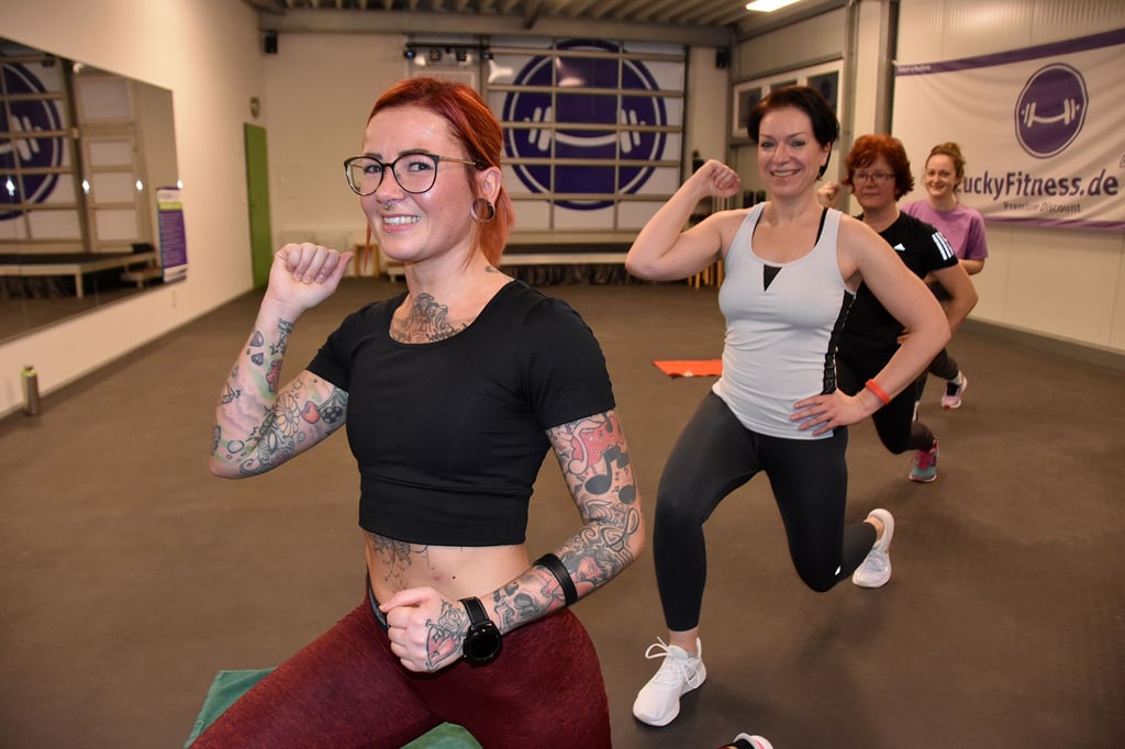 Monique Preckel (vorn) gibt im Lucky-Fitness-Studio einen Bodyattack-Kurs. Andrea Schulz nachfolgend; (v.l.), Silke Kellner und Sophie Grahn haben Spaß an der Bewegung. In diesem Workout mit Musik werden athletische Bewegungen, wie Laufen, Ausfallschritte und Sprünge, mit Kräftigungsübungen, wie Push-Ups und Kniebeugen kombiniert.