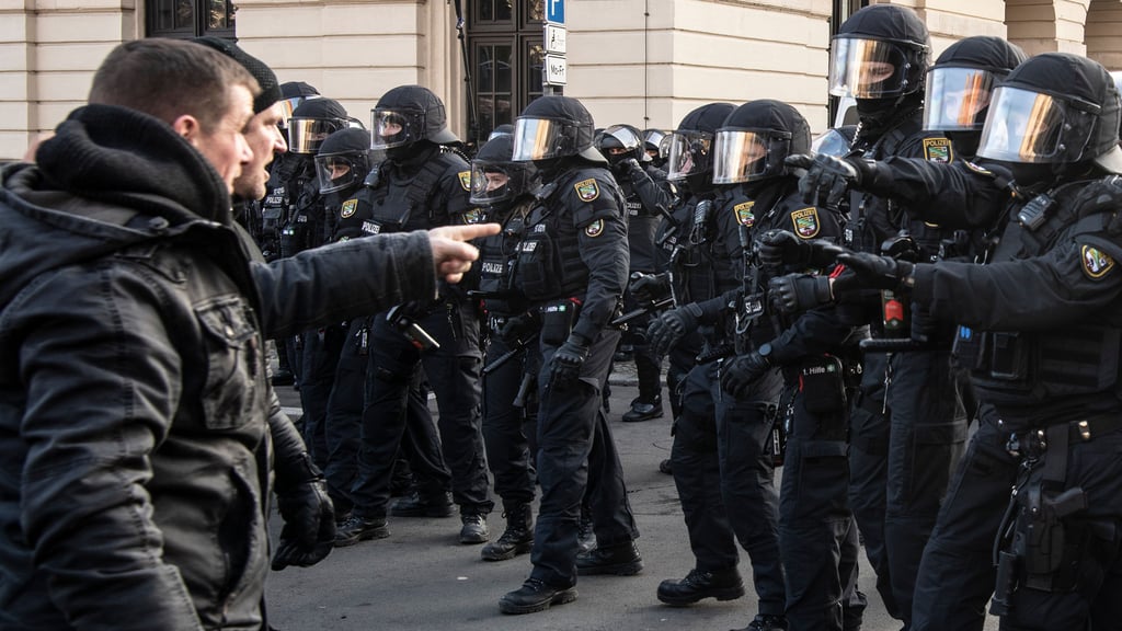 Die Stimmung bei den Demonstrationen gegen Corona-Maßnahmen wie hier in Magdeburg ist aufgeheizt.