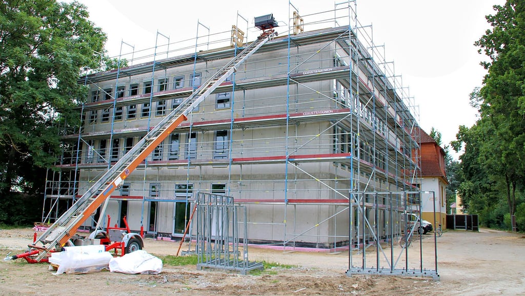 Der Anbau an und die Sanierung des alten Rathauses in Biederitz sollen Mitte 2022 fertig gestellt werden.