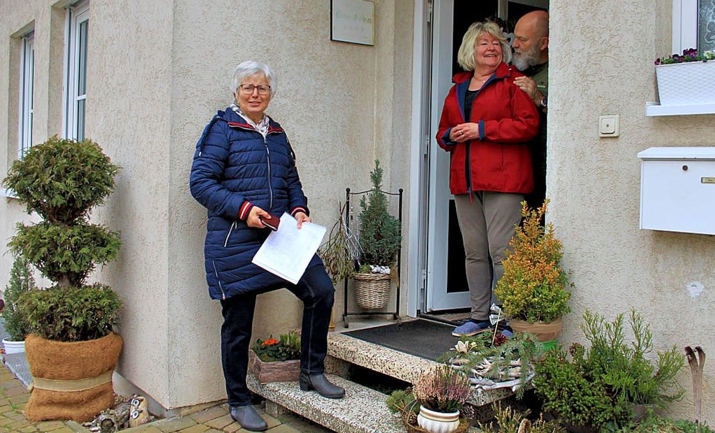 Monika Müller sammelte Spenden für einen neuen Spielplatz in Groß Ammensleben. Fündig wurde sie unter anderem bei Karin und Bernard Brehm.