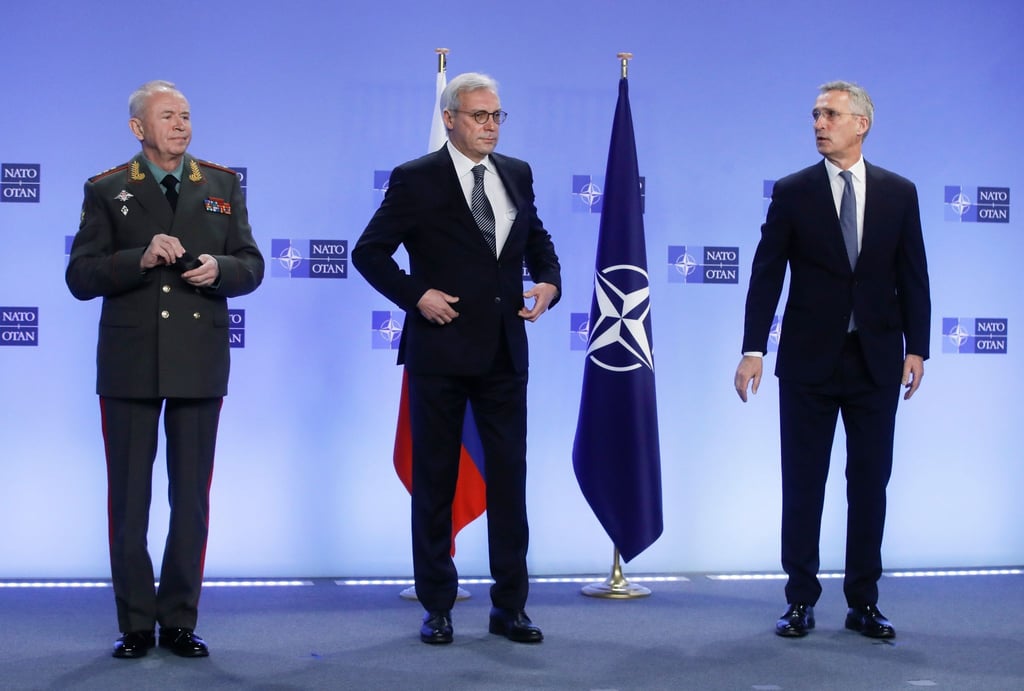 Nato-Generalsekretär Jens Stoltenberg (r) begrüßt den stellvertretenden russischen Außenminister Alexander Gruschko (M) und den stellvertretenden russischen Verteidigungsminister Alexander Fomin in Brüssel.