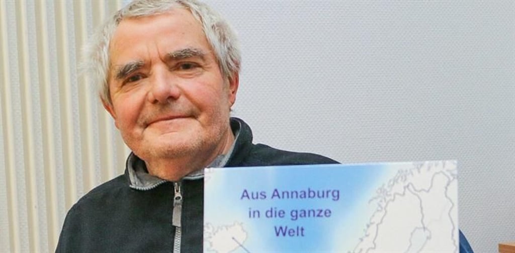 Dr. Reiner Helling mit seinem Buch über das Annaburger Porzellanwerk