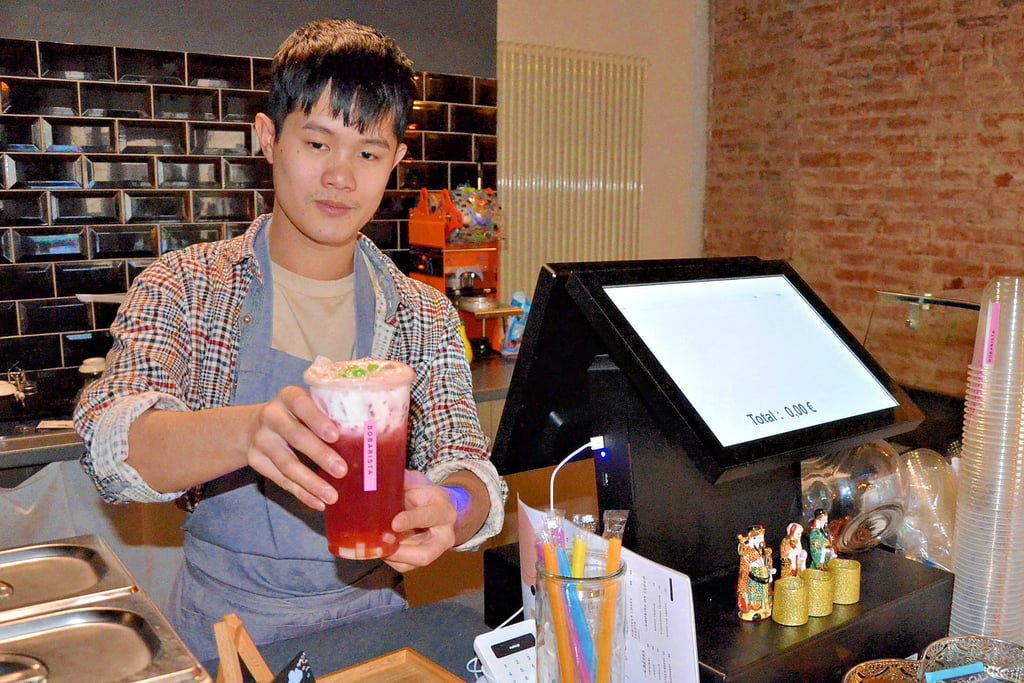 Lam Luong hat im Herbst einen Bubble-Tea-Laden im Schadewachten in Stendal eröffnet. In dem Café bietet er aber auch Kaffee und Tee an. Fürs Design seines Geschäfts hat er selbst gesorgt.