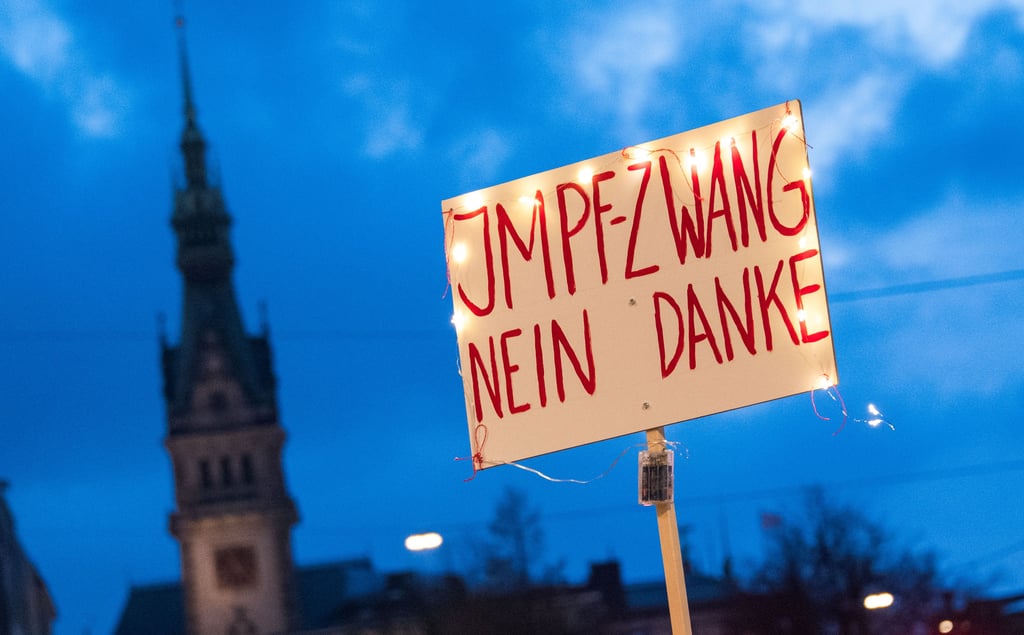 In den vergangenen Wochen gingen bundesweit zahlreiche Impfgegner auf die Straße. Eine Aktivistin muss nach einem Auftritt in Magdeburg mit Konsequenzen rechnen.