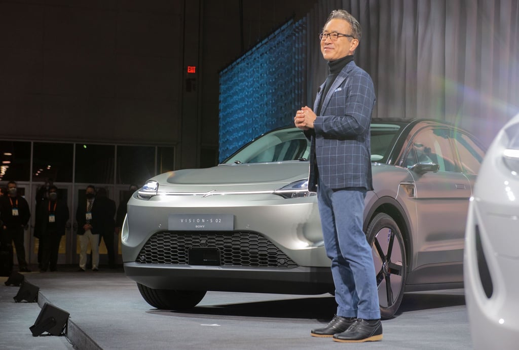 Sony-CEO Kenichiro Yoshida stellt das Elektroauto „Vision-S02“ auf der Technik-Messe CES vor.