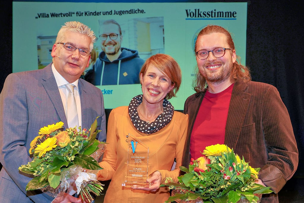 Die dritten Sieger beim Magdeburger des Jahres 2021 strahlen: Bettina und Simon Becker erhalten hier die Glückwünsche von Laudator und Volksstimme-Lokalchef Rainer Schweingel (l.).
