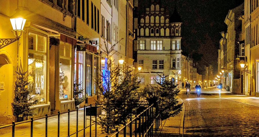 Energie sparen will die Stadt mit der Umstellung der Beleuchtung auf LED in der Collegienstraße. Am Markt ist dies bereits geschehen.