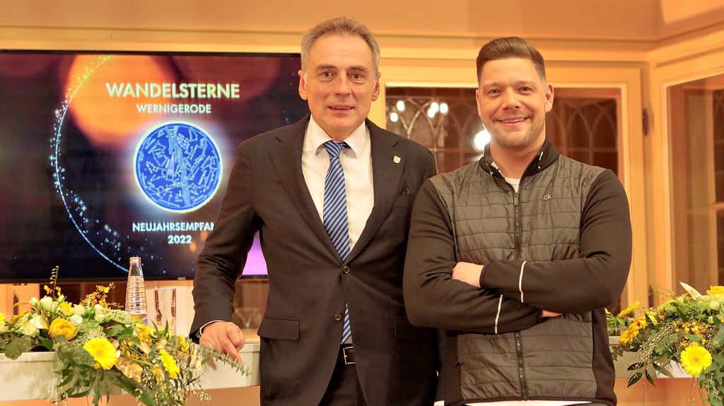 Beim digitalen Neujahrsempfang live und in Farbe, aber ohne Schaukochen dabei: Wernigerodes Oberbürgermeister Peter Gaffert (parteilos) und Sternekoch Robin Pietsch. Ihr Kochkünste können nun in einem Videoclip bewundert werden.