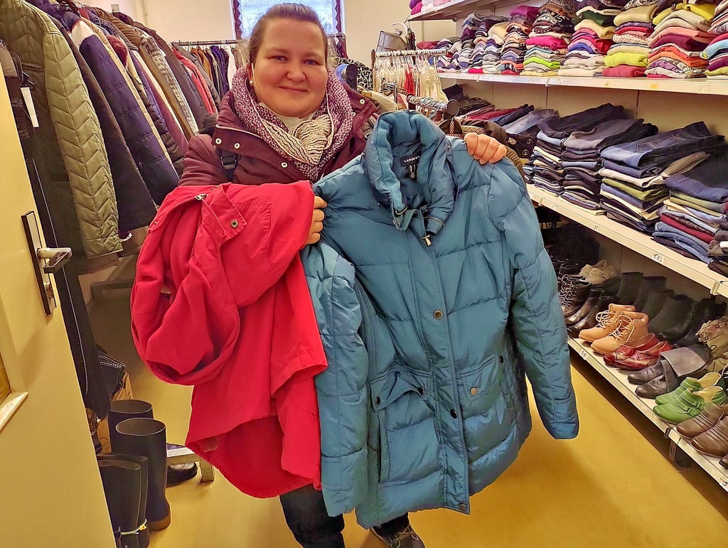 Michaela Lange aus Havelberg hat gleich am ersten Tag des Winterschlussverkaufes einige passende Winterjacken für ihre Familie gefunden.