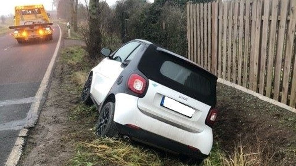 Ein 62-jähriger Fahrer eines Autos ist am Dienstag (11. Januar) in Haldensleben von der Fahrbahn abgekommen. Der Mann war betrunken und pustete 2,53 Promille.