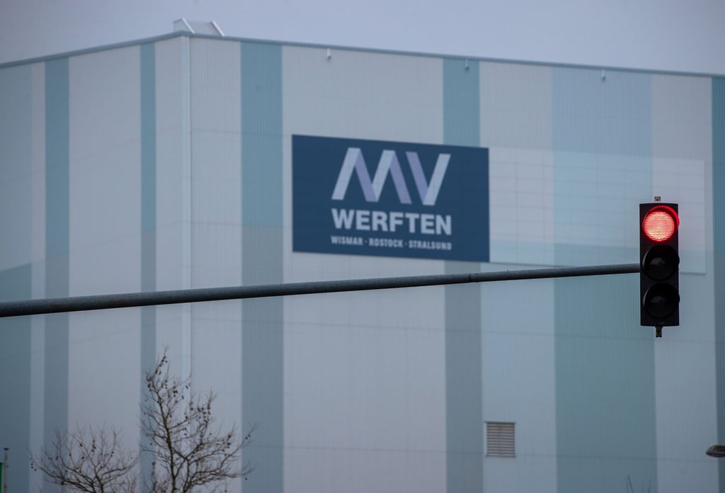 Was bringt die Zukunft? - Blick auf die MV Werft mit der großen Schiffbauhalle in Wismar.
