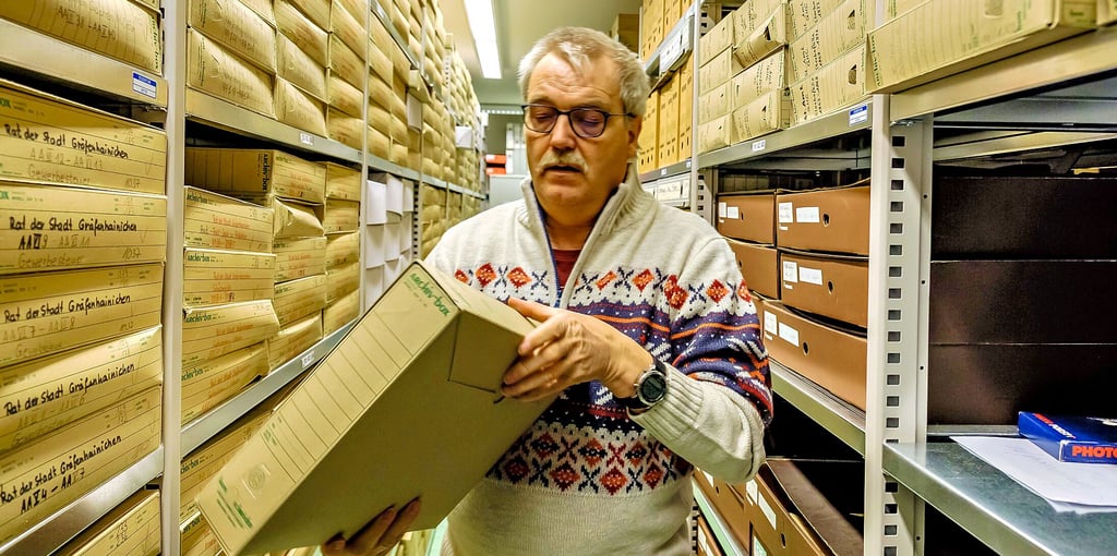 Ortschronist Peter Pätz im Archiv der Stadt Gräfenhainichen.