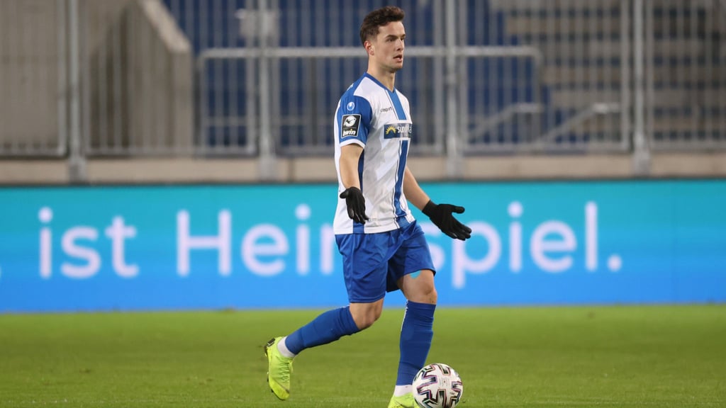 Adrian Malachowski vom 1.FC Magdeburg am 13 03 2021 im Spiel gegen FC Bayern Muenchen U23. Der Mittelfeldspieler hat sich verliebt.