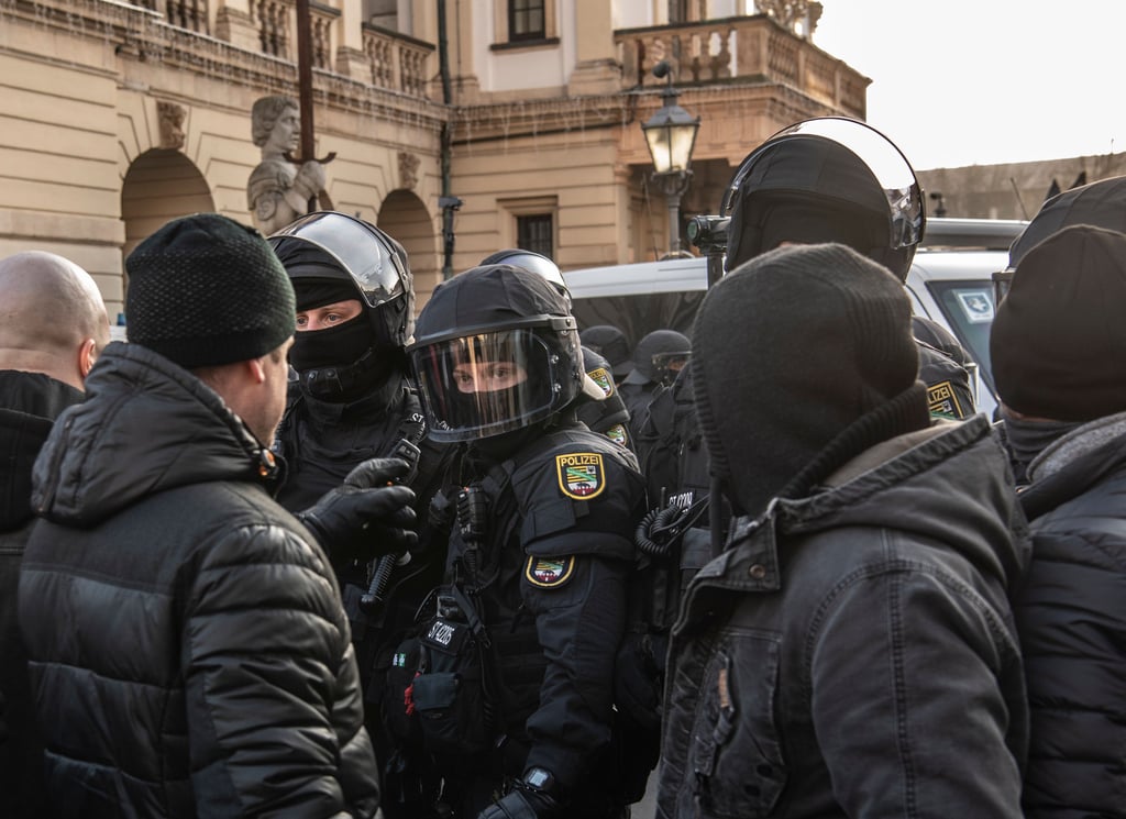 Polizisten auf eine Corona-Demo in Magdeburg: Gewerkschafter fordern beschleunigte Verfahren für Gewalttäter.