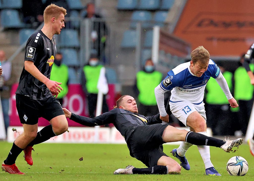 Fehlt dem FCM morgen in Freiburg aufgrund einer Gelb-Sperre: Connor Krempicki (rechts). Viermal war der ballsichere Akteur in dieser Saison nicht dabei, dreimal wurde verloren.