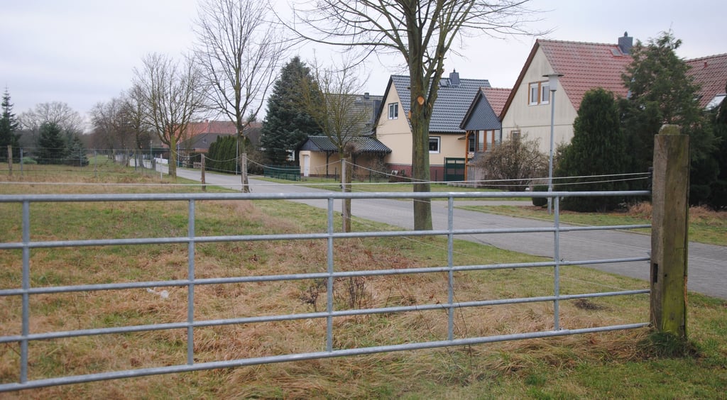Während die westliche Seite der Straße Am Dornbusch in Winterfeld bebaut ist, darf östlich nicht gebaut werden, da es sich um einen Außenbereich handelt. Eine Ausnahmeregelung im Baugesetzbuch könnte jetzt aber Abhilfe schaffen.