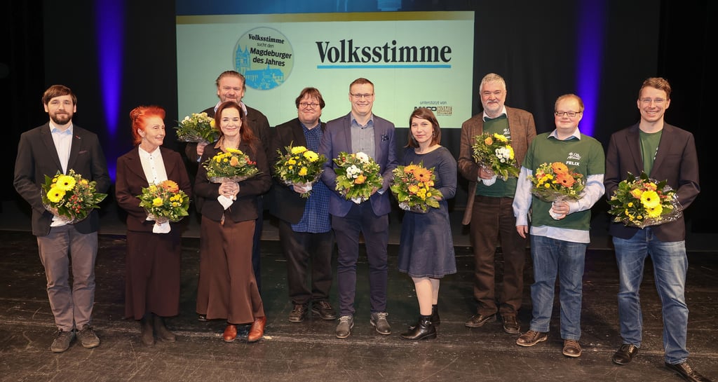 Gruppenbild mit den Siegern von 2020 (v. l.): Mathias Luther, Organisator Baustellenmarathon, Barbara Psoch, Friseurmuseum, Susanne Bard und Michael Bard, Kammerspiele Magdeburg, Lars Johansen, Kulturzentrum Moritzhof, Piotr Bielecki, Macher der Lichterwelt, Sandy Gärtner, Hilfe für Ausländer in der Pandemie, Hartwig Haase, Felix Bosdorf und Steffen Tilsch, Otto pflanzt. Foto: Viktoria Kühne