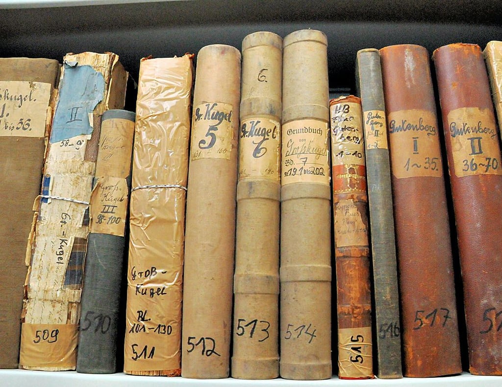 Im Schloss Barby lagern Anfang der 90er-Jahre die meisten ostdeut-schen Grundbücher. In Spitzenzeiten, etwa von 1991 bis 1993, sind bis zu 180 Mitarbeiter in diesem Archiv tätig.