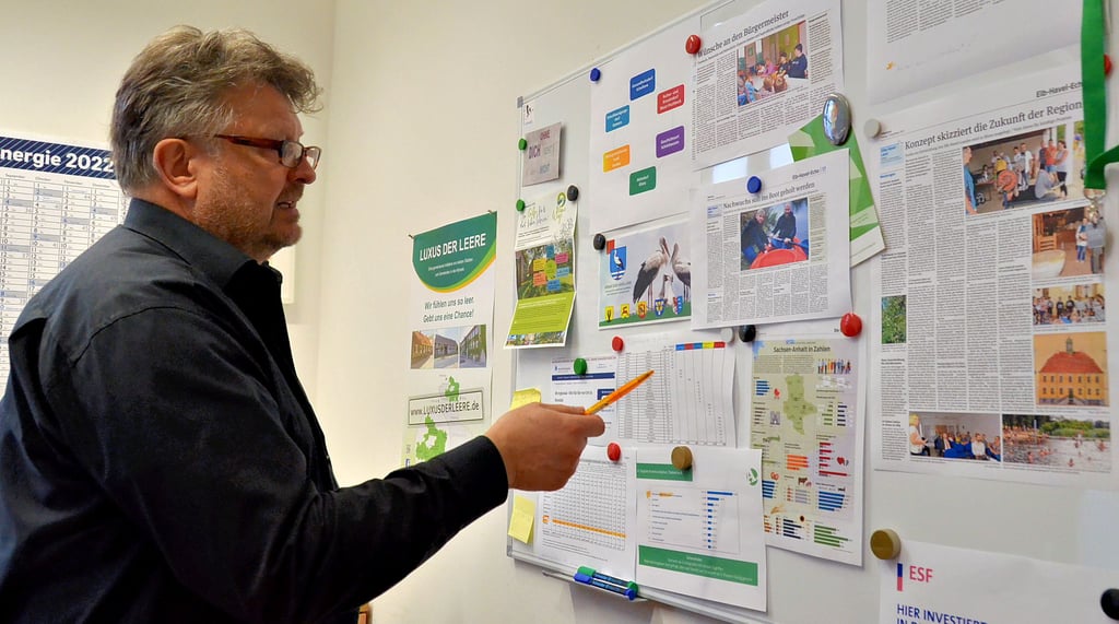 Gerhard Faller-Walzer ist seit anderthalb Jahren als Demographie-Manager in der Verwaltung der Verbandsgemeinde tätig. Seine Aufgaben sind recht vielfältig, was man auch hier an der Tafel sehen kann.