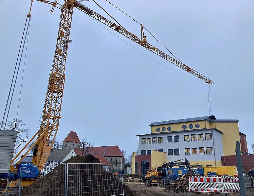 Aktuell wird an der Bodenplatte für den Neubau in Magdeburg gearbeitet, mit dem das Platzproblem der Grundschule im Stadtteil Ottersleben behoben werden soll.