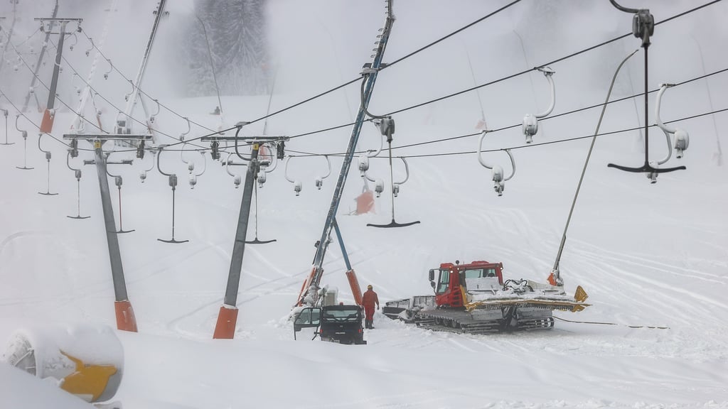 Am Samstag (15.01.) wird am Fichtelberg die diesjährige Skisaison offiziell eingeläutet. Coronabedingt steht das Skigebiet nur für Geimpfte und Genesene (2G) offen. Foto: Jan Woitas/