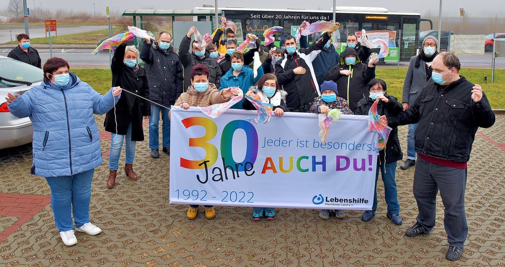 Die Lebenshilfe Mansfelder Land feiert ihr 30-jähriges Bestehen. Darauf weisen jetzt Jubiläumsfahnen und -banner an allen Einrichtungen hin.