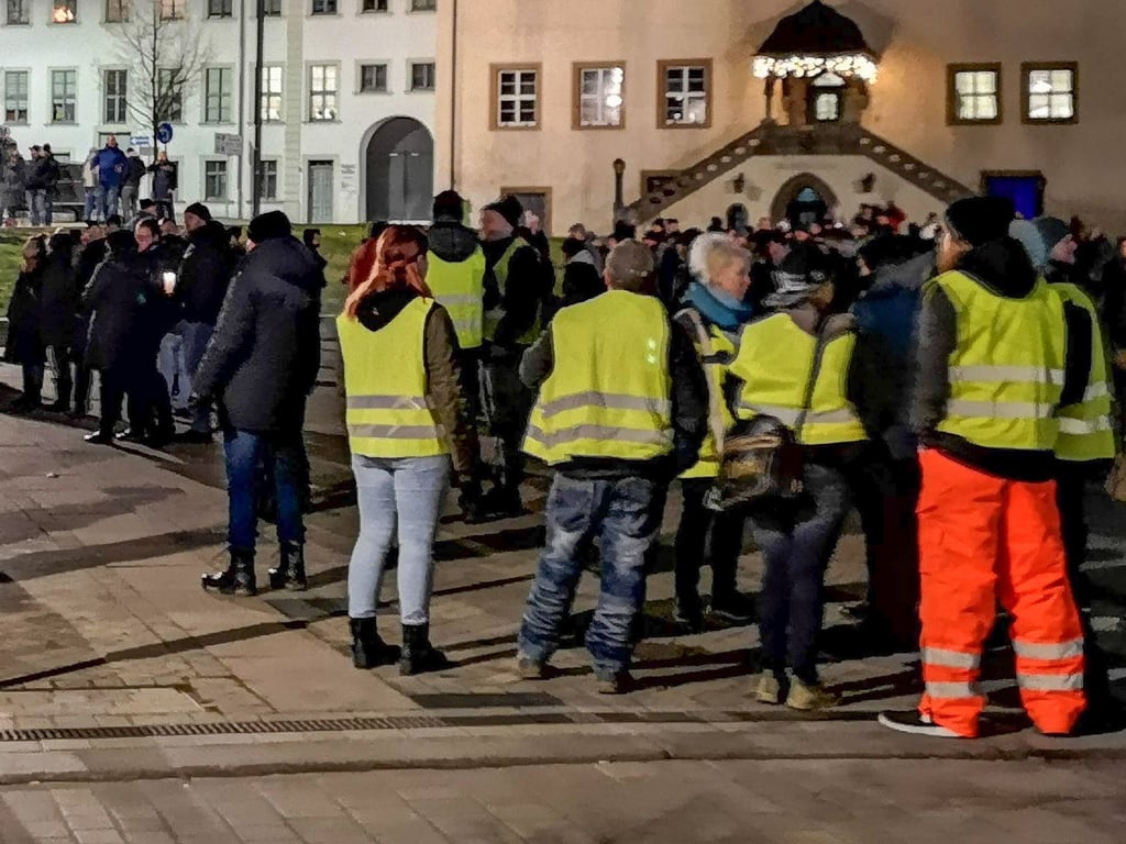 Ordner bei einem Montagsprotest auf dem dem Altmarkt von Zeitz.