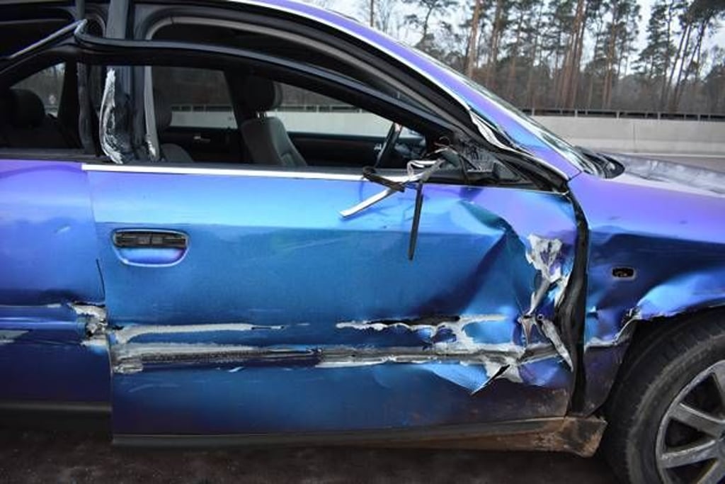 Das Auto, in dem sich das Kleinkind befand, wurde stark in Mitleidenschaft gezogen.