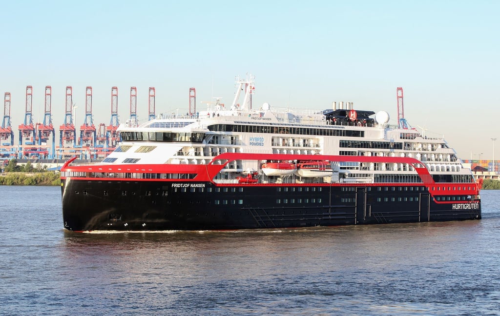 Das Hurtigruten-Schiff „Fridtjof Nansen“ im Sommer 2020 in Hamburg.