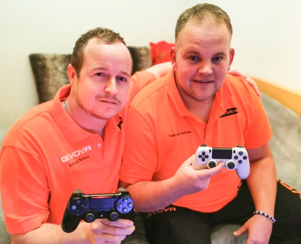 Chris Karnstedt (li.) und Sebastian Schulz verbringen die nächsten Tage etwas mehr Zeit an der Konsole.