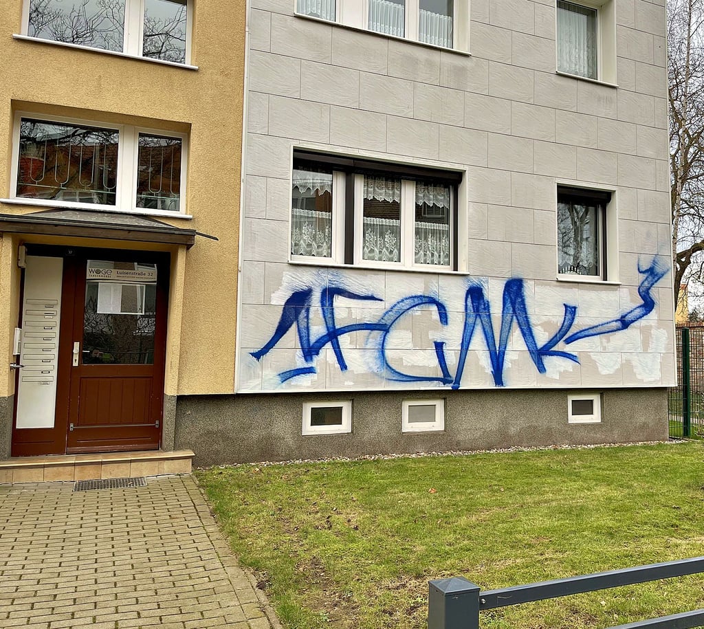 Mitte November wurde über Nacht zum dritten Mal an dieser Stelle in der Tangermünder Luisenstraße die Fassade bemalt. Noch am Tag zuvor war die zweite Schmiererei mit Grundierung überstrichen worden.